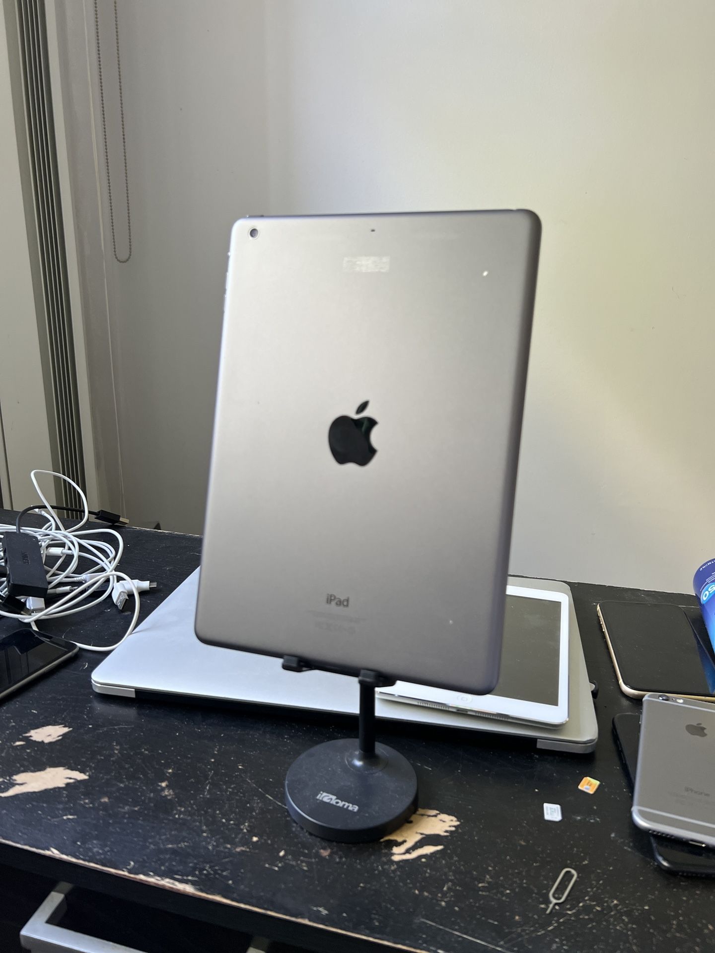 9.7” iPad Air Retina 1st Gen 16GB WiFi Great Condition