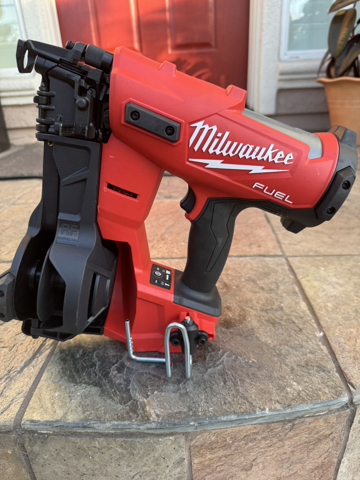 Milwaukee Roofing Nailer 2909-20