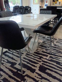 Neptune dining set in black
