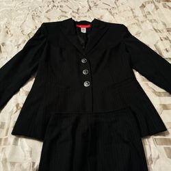 Ann Klein 2 piece suit (pants and jacket). Size 6. Almost new. Worn a couple of times.