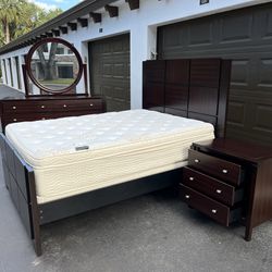 BEAUTIFUL SET QUEEN W BOX + MATTRESS / DRESSER W MIRROR & NIGHTSTAND - BY VIETINAM FURNITURE - SOLID WOOD - EXCELLENT CONDITION - Delivery Available