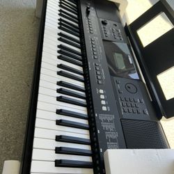 Yamaha PSR-E463 Touch Response Portable Keyboard 61 Key