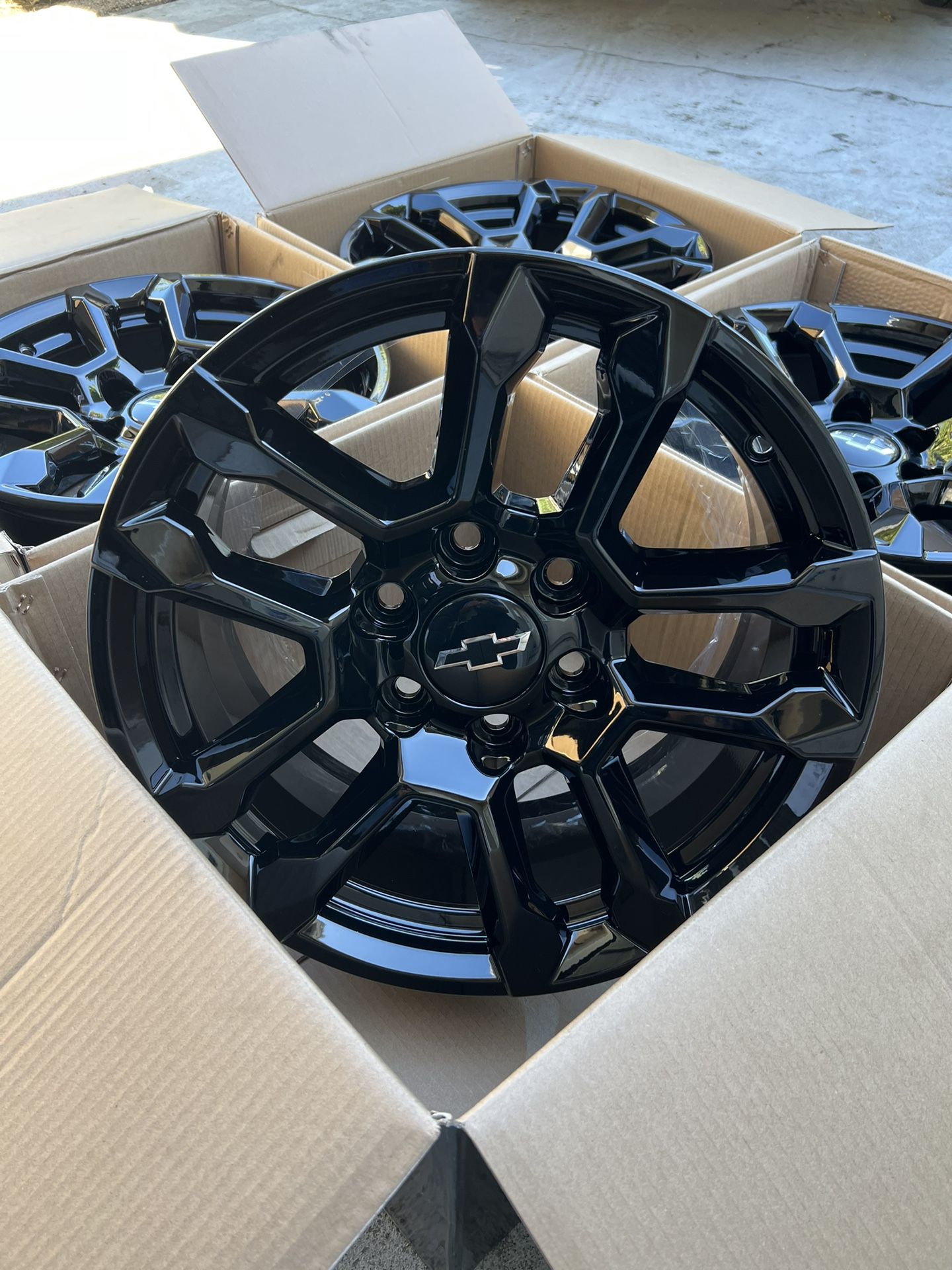 New Chevy Silverado Rims 18” OEM Factory Wheels Rines New Gloss Black Powder Coated ( Exchange Available )( Cambio Disponible ) Chevy GMC Trucks SUVs