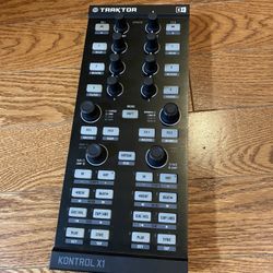 Native Instruments Traktor Kontrol X1 DJ Controller