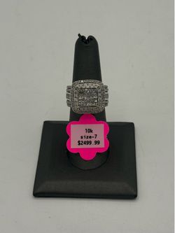 10K White Gold Diamond Cluster Ring Size: 7  Statement Ring