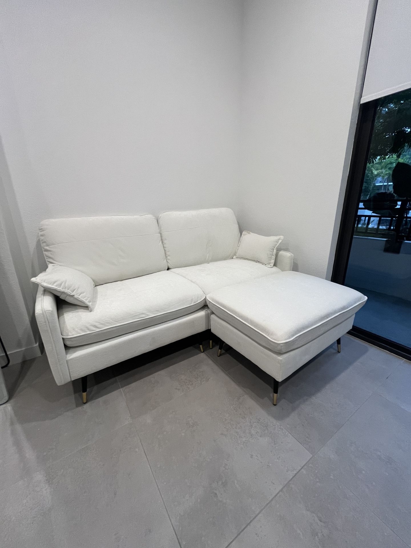 Modern White Sectional Sofa w/ Chaise Lounge & Pillows – Compact Design