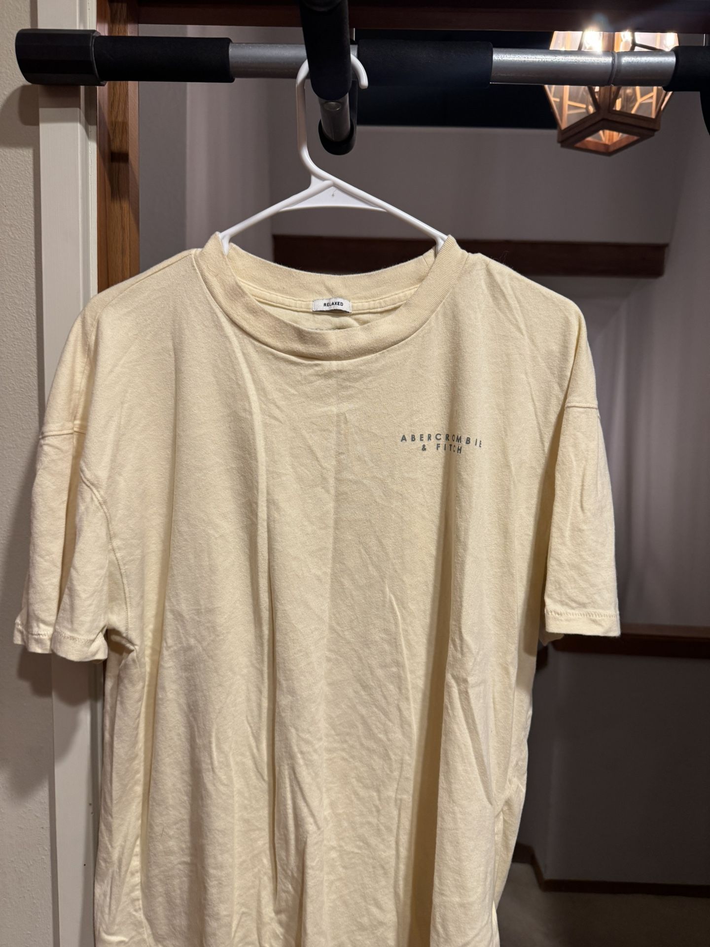 Abercrombie and fitch cream graphic tshirt