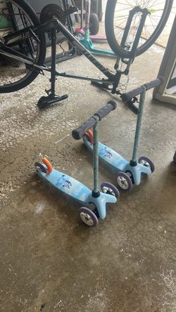 2 Kids Bluey scooters