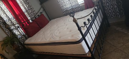 Queen Bed With Like New Pillow Top Mattress No Boxsprings Need It Moving Can't Take It