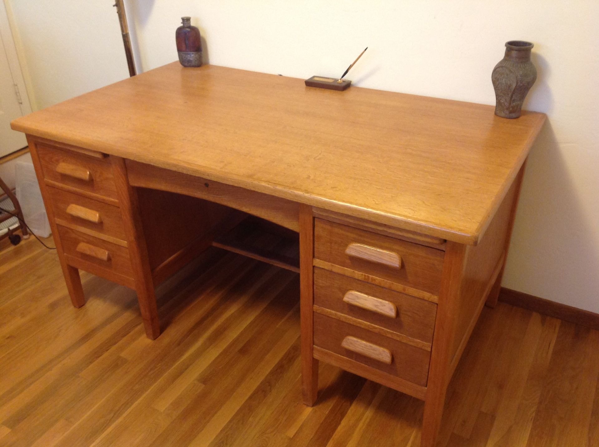 1956 solid oak desk 34x60x30 1/2" - $300 (La mesa)