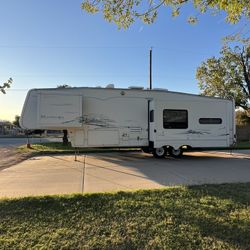 2004 Keystone Montana 3575RL. 