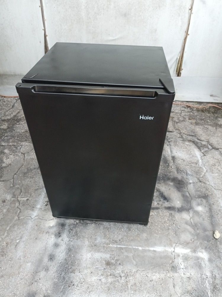 Haier Mini Refrigerator 2.7 Cu .Ft Black Color