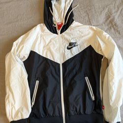 Nike Women’s medium vintage jacket.  Excellent condition. Located in North Park 92104. 