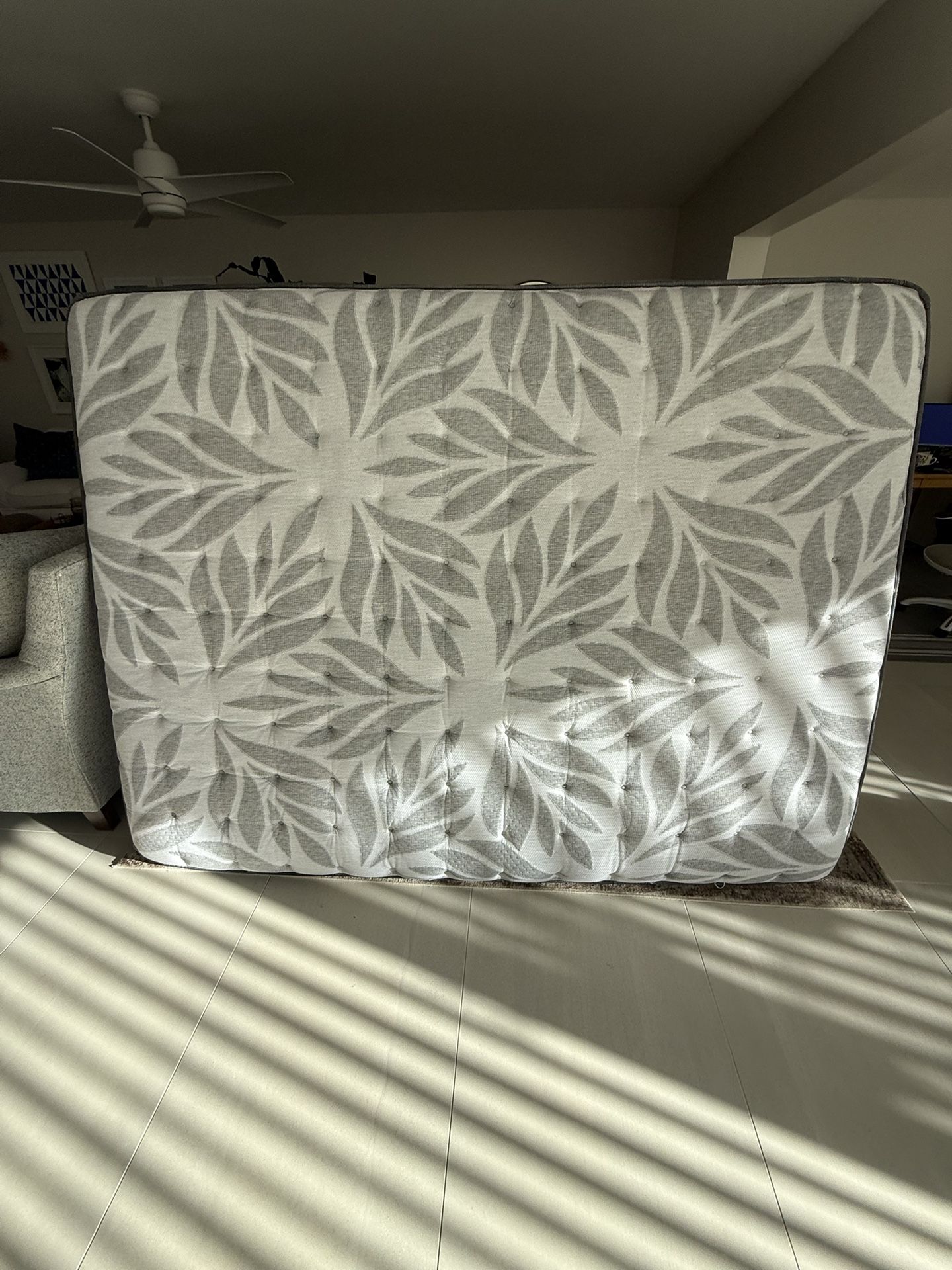 Queen Sealy Posturepedic Used Twice Like New 100$