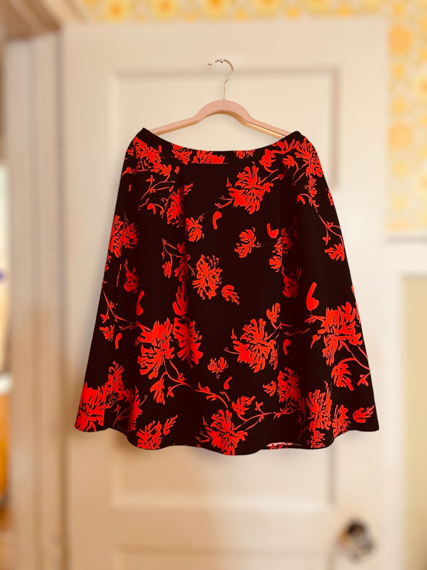 Who What Wear Women’s Size 8 Black Asian Red Floral Skirt •Pleated Side Zip NWOT