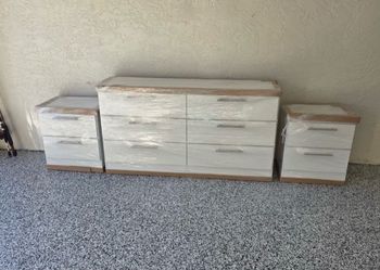 Dresser and 2 nightstands - Cómoda y 2 mesitas de noche