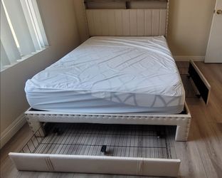 FULL SIZE BED FRAME & MATTRESS