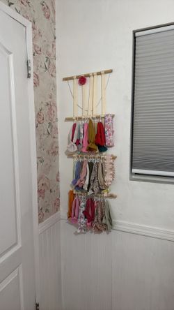 Baby/toddler bow wall hanger