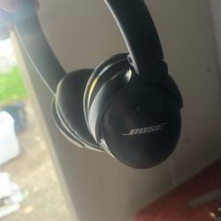 Used Bose QuietComfort headphones 