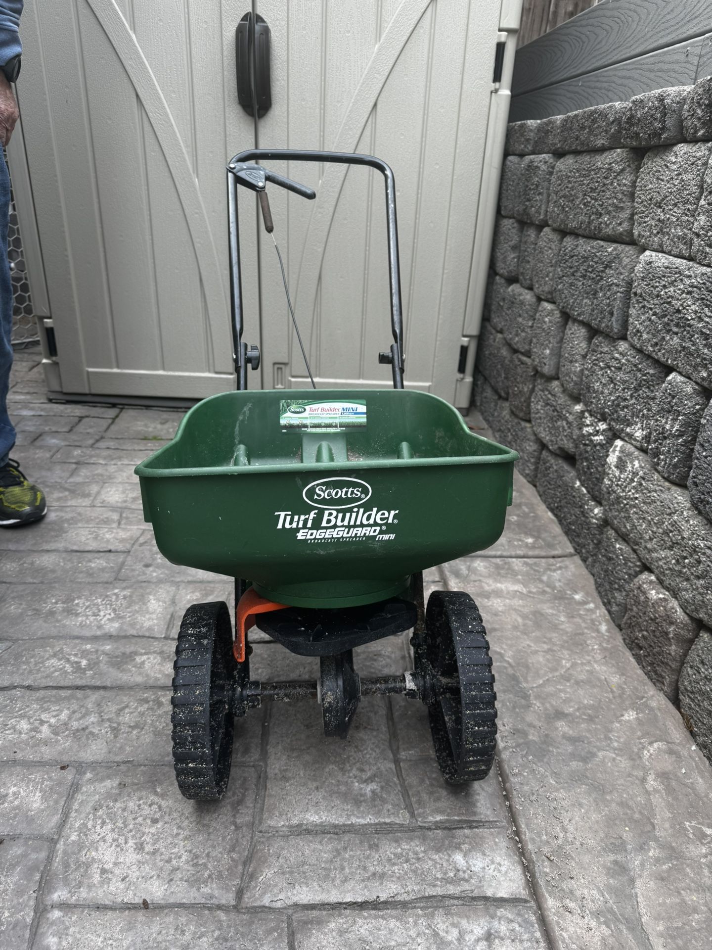 Scott’s Turf Builder Edge Guard - Broadcast Spreader