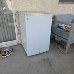 Mini Fridge 