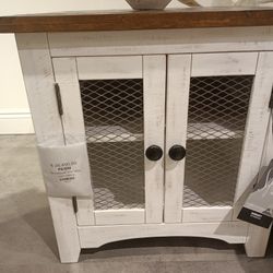 WystfieldWhite/Brown End Table
Ashley Furniture$10 Down Payment And Financing Available