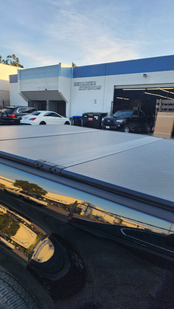 TAPADERA EN INVENTARIO PARA TODAS LAS TROCAS,  TONNEAU COVER IN STOCK FOR ALL TRUCKS, HARD TRIFOLD BED COVERS, BEDLINERS, SIDE STEPS, BED LINERS, RACK