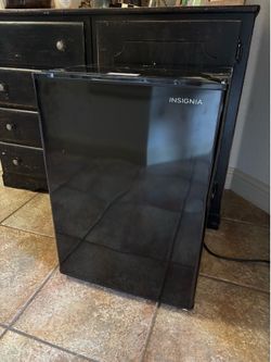 Insignia 2.6 cu. ft Mini Fridge Refrigerator $100 firm