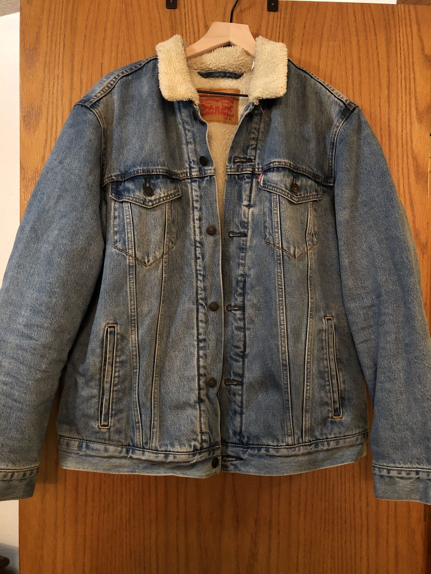 LEVI’S LIGHT DENIM TRUCKER JACKET