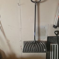 Snow shovel