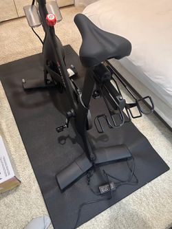 2020 Peloton Bike – Like New Condition, Includes Two Pairs of Shoes & Mat – White Plains, NY
