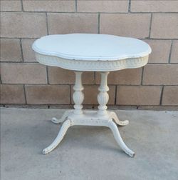 Farmhouse/shabby chic style accent table Pre-owned Good Condition,  Please Read The Description.