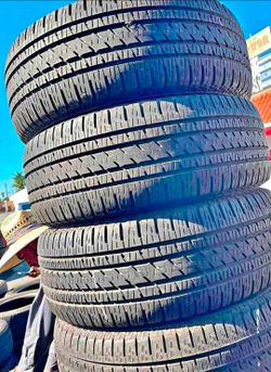 235 50 19 Bridgestone tires Con 80% de Vida Las 4