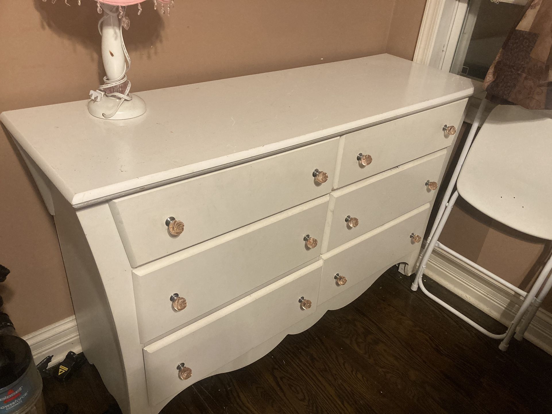 ✨ White Dresser Set – Includes Mirror & Pink Lamp! MUST PICK UP BY FRIDAY ✨