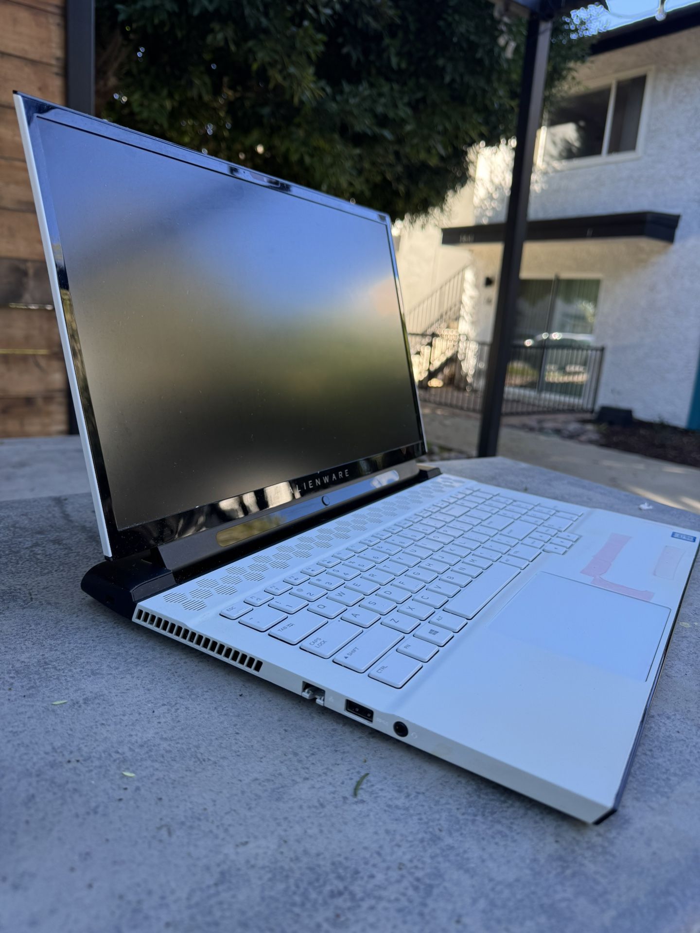 Alienware m17 R2 - RTX 2070 - 144Hz Screen