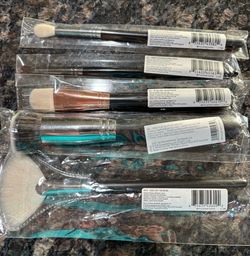 NEW SET OF 5 MORPHE MAKEUP BRUSHES $20 for all!!
