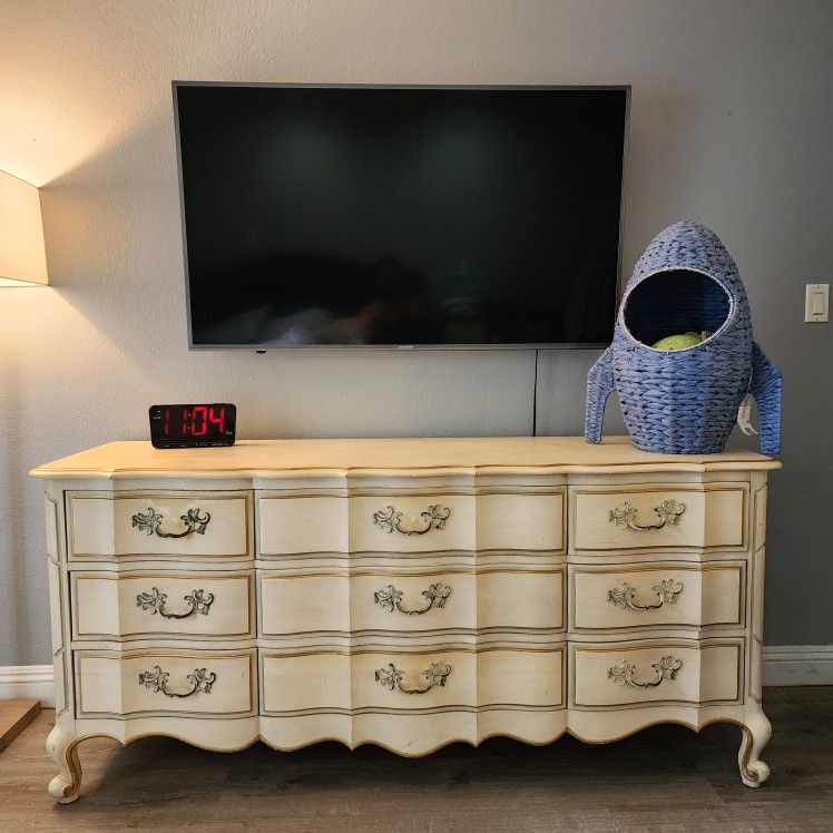 Drexel Couronne 9 Drawer Dresser