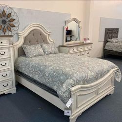REALYN CHIPPED WHITE PANEL BEDROOM SET