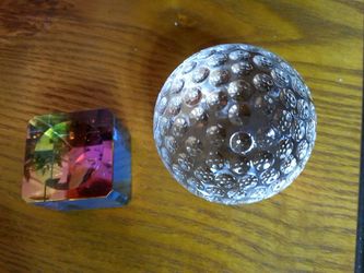 CRYSTAL GLASS GOLF BALL AND CRYSTAL STAND.