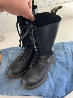 Dr. Martens Size 6 L
