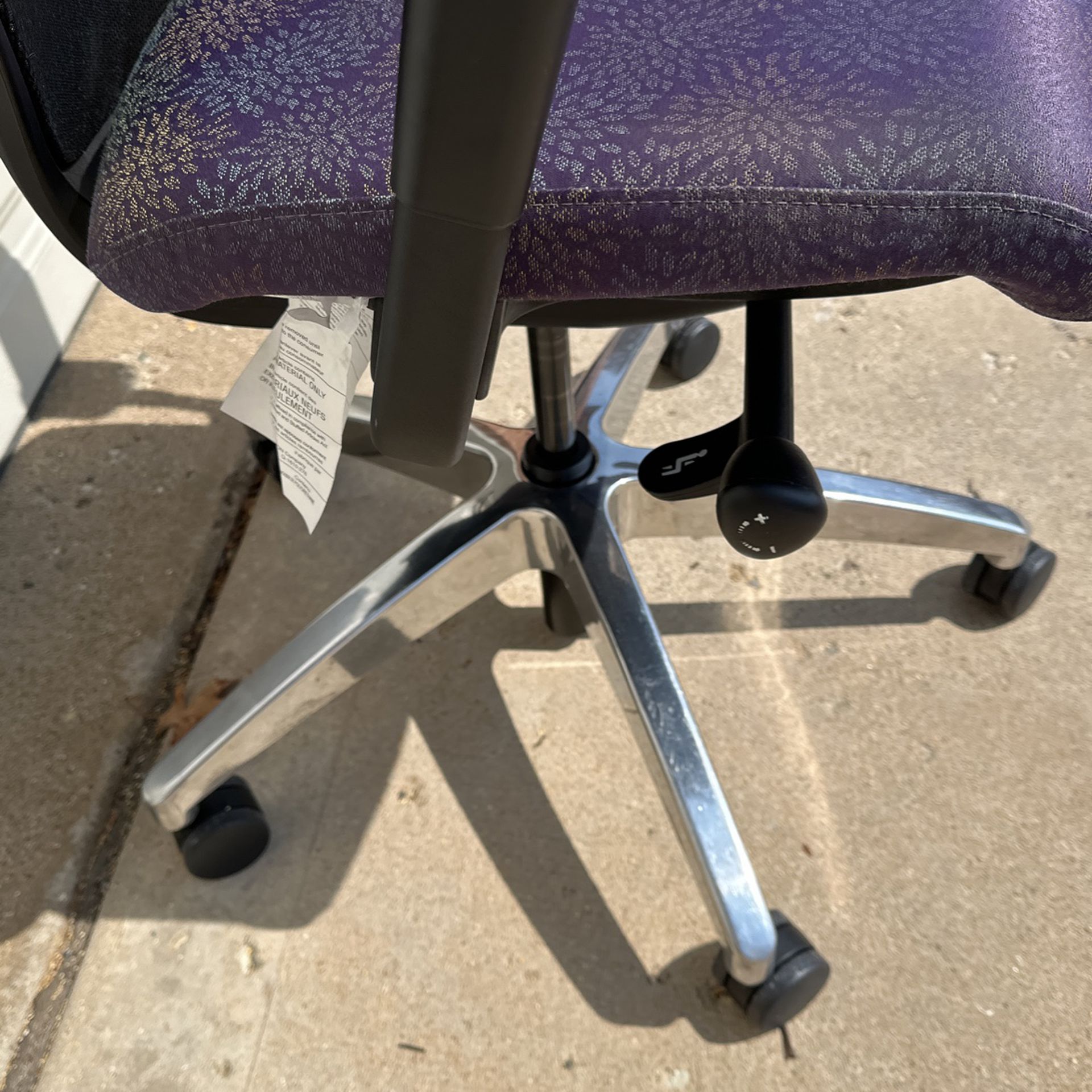 Desk chair with wheels