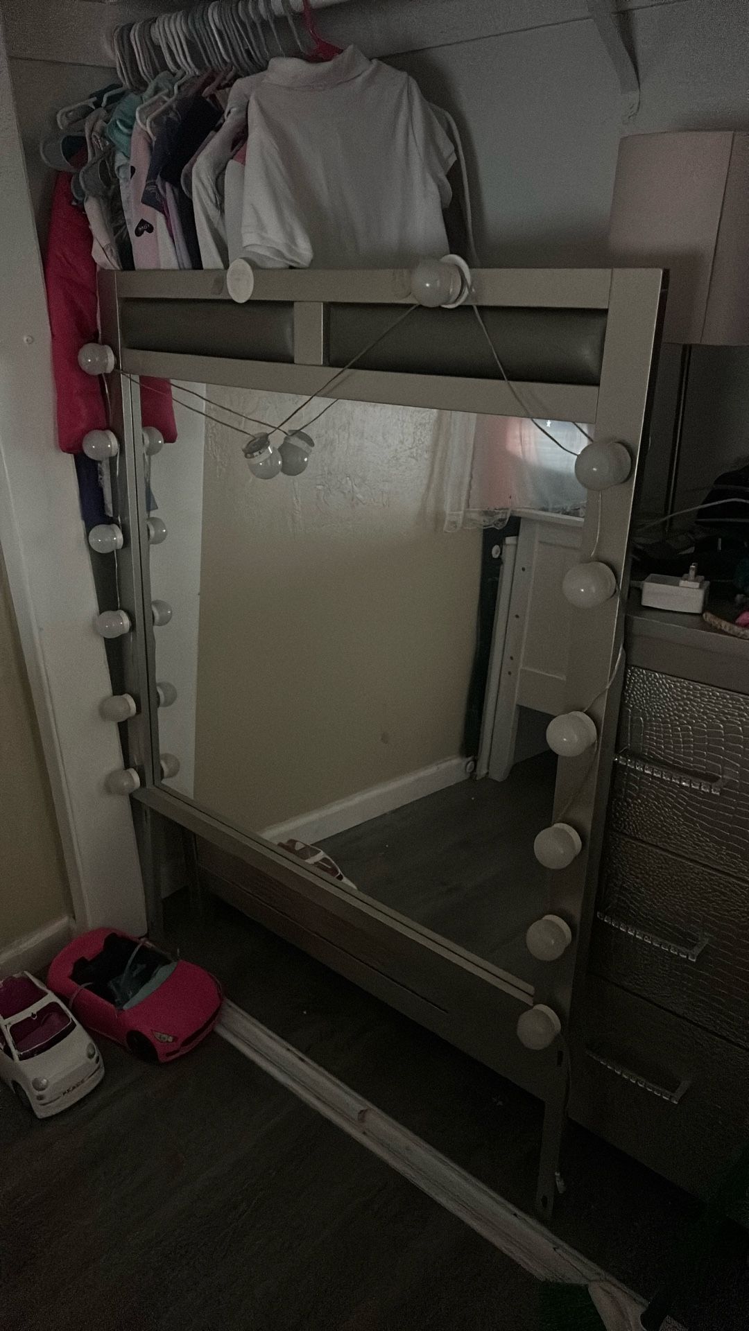 Large Dresser Mirror With Lights