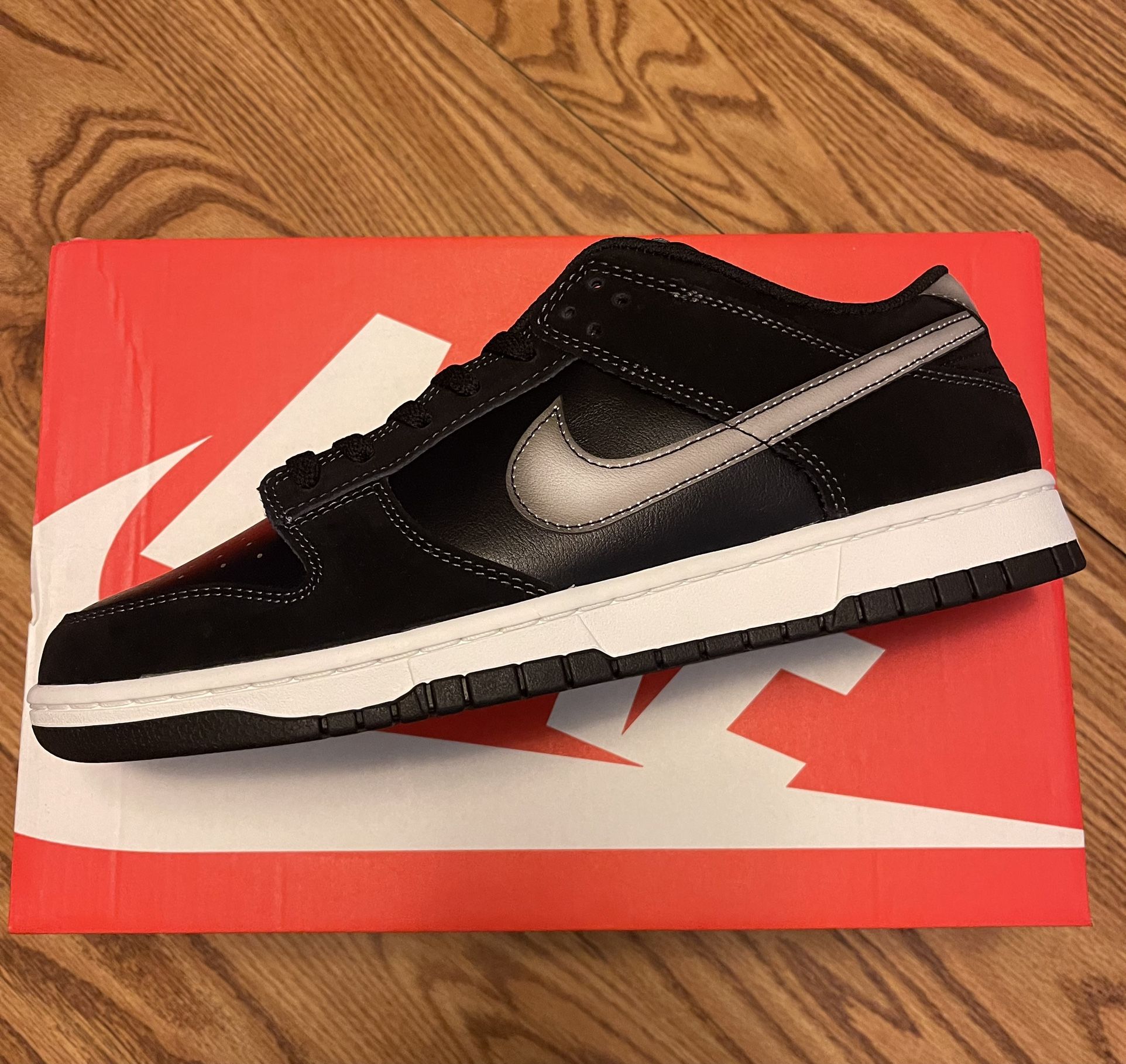 Nike Dunk Low Airbrush Swoosh Size 11 for Sale in Parma, OH