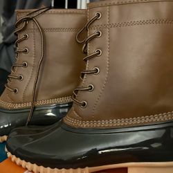 BRAND NEW - Duckboot Size 8