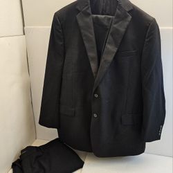 Pronto Uomo Platinum Executive Fit Men’s Suit – 3-Piece Set – Jacket 46R + Two Matching Pants (42R / 42R)