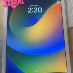 Apple iPad 5th Gen 32gb Wi-Fi & Cellular in Very Good Condition. Comes with Charger Cable. 