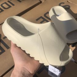 Yeezy Slides Tan 