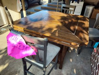 Kitchen table comes with 4 chairs