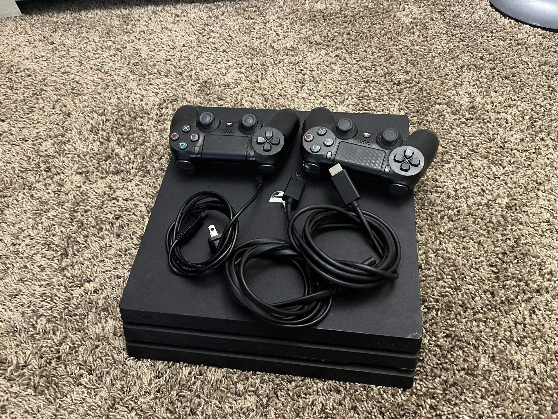 Sony PlayStation 4 Pro - 2 Controllers
