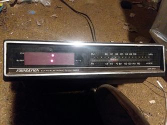 Vintage Clock Radio AM/FM (SOUNDESIGN) $10 obo